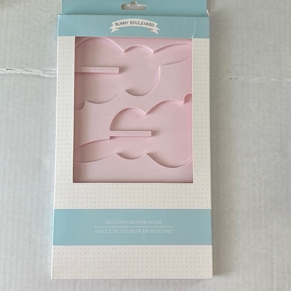 🔵 NWOT Easter Egg Bunny Boulevard Silicone Baking Mold- 3 Available - Picture 2 of 8